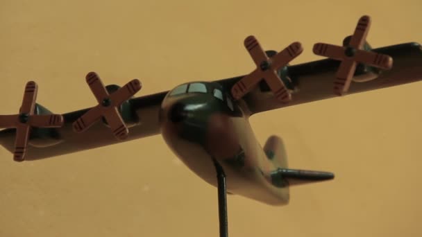 Spielzeugflugzeug Schlafzimmer Nahaufnahme — Stockvideo