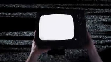 Eski Televizyonu Sıkıştırılmış Yumrukla Kaldıran Eller Ekranda. Arka planda BLM Logosu. Kapat..