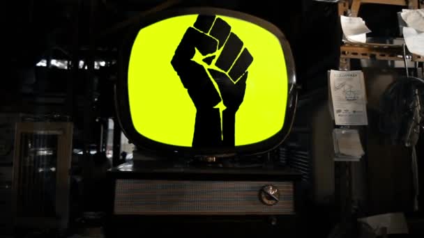 Eski Yuvarlak Televizyon Seti Nde Siyahların Yaşamı Önemli Yumruk Logosu — Stok video