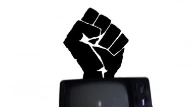 Siyahların Yaşamları Önemi Logosunun Üzerinde Eski Bir TV Kaldırıyor. 