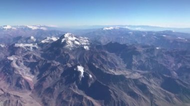 And Dağları yaz boyunca And Dağları, And Dağları Andes 'in Güney Amerika, Arjantin' deki uçak penceresinden görünüşü. 4K Çözünürlüğü.