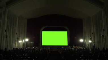 Yeşil Ekran ve Bulanık Seyirci ile Sinema Salonu. Yeşil ekranı istediğin görüntüyle ya da resimle değiştirebilirsin. Bunu After Effects ya da başka bir video düzenleme yazılımında Keying efekti ile yapabilirsiniz (YouTube 'daki derslere bakın). 4K.