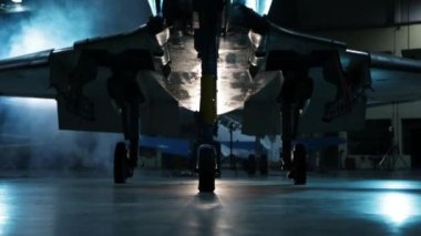 Askeri bir hangarın içindeki savaş jeti görev bekliyor. Düşük Açı Görünümü.  