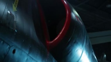 Hangar 'ın içindeki bir savaş jetine motor giriş kanalı. Kapat..