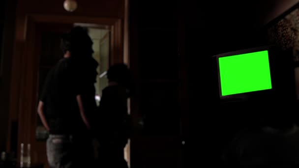 Ομάδα Θολή Άνδρες Βλέποντας Μια Τηλεόραση Πράσινη Οθόνη Στο Σκοτεινό — Αρχείο Βίντεο