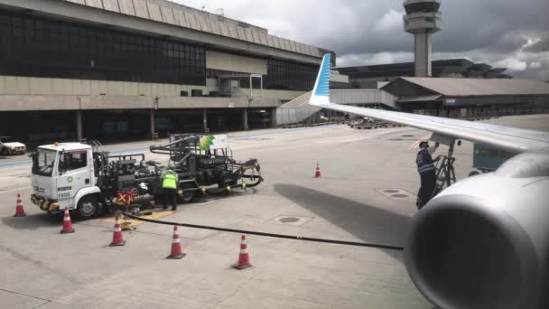 Utasszállító Repülőgép Feltöltése Folyamatban San Juan Nemzetközi Repülőtéren Argentínában Felbontás — Stock videók