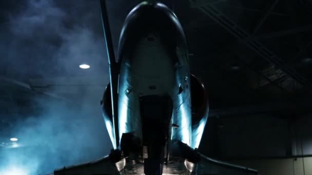 Jet Combattimento Hangar Militare Attesa Schieramento Vista Angolo Basso — Video Stock