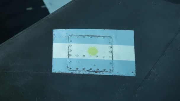 在阿根廷空军国家博物馆展出的具有历史意义的喷气式战斗机上的机身侧面和阿根廷徽章 特写镜头 — 图库视频影像
