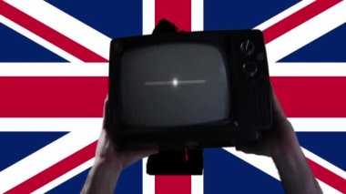 Eski Televizyonu Kaldıran Eller Ekranda Yumruk ve Arka planda İngiliz Bayrağı Üzerine BLM Logosu. Kapat..
