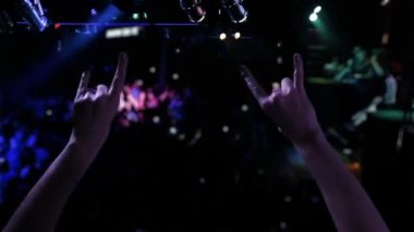 Gece Konseri 'nde En İyi Rock Grubu' nu destekleyen Boynuz İşareti yapan Kadın Eller. Kapat..  