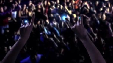 Gece Konseri 'nde En İyi Rock Grubu' nu destekleyen Boynuz İşareti yapan Kadın Eller. Kapat.. 