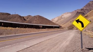 Andes Dağları 'nda, Arjantin' de bir kamyon. 4K Çözünürlüğü.