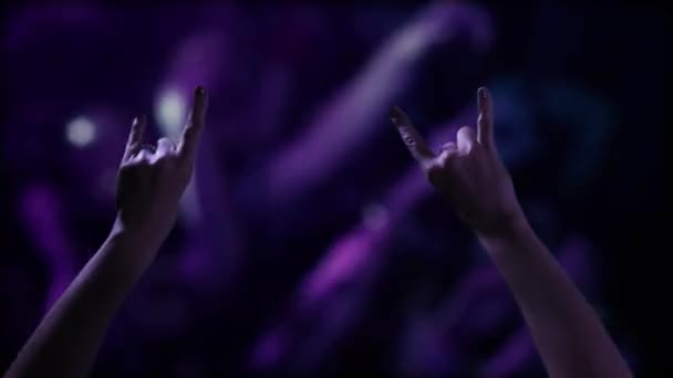 Woman Hands Showing Rock Roll Sign Disco Закрытие — стоковое видео