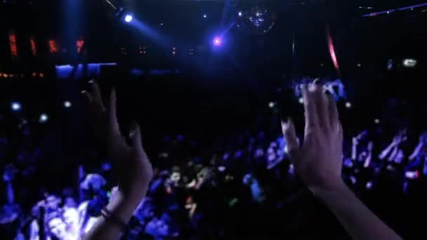 Γυναικεία Χέρια Χορεύουν Στο Ντίσκο Κοντινό Πλάνο — Αρχείο Βίντεο