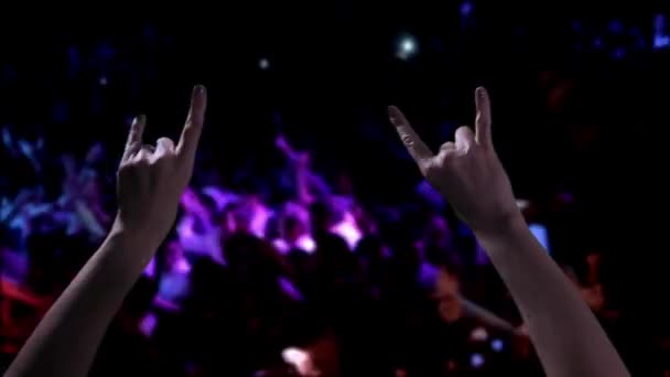 Female Hands Doing Horns Sign Soutient Favorite Rock Band Lors — Video