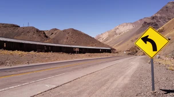 アルゼンチンのアンデス山脈の道路上のトラック 4K解像度 — ストック動画