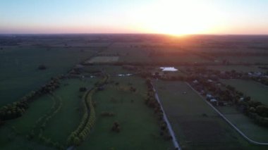 Arjantin 'in Sunset şehrinde Buenos Aires eyaletinin kırsal kesimindeki Drone' un hava görüntüsü. 4K Çözünürlüğü.