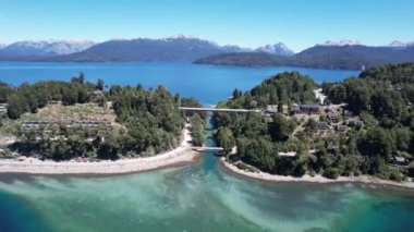 Arjantin 'in Villa La Angostura şehrinde yer alan Correntoso Nehri' nin manzarası, Correntoso Gölü 'nden Nahuel Huapi Gölü' ne uzanır ve dünyanın en kısa nehirlerinden biri olarak görülür. 4K Çözünürlüğü.