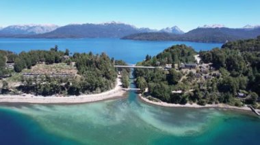 Arjantin 'in Villa La Angostura şehrinde yer alan Correntoso Nehri' nin manzarası, Correntoso Gölü 'nden Nahuel Huapi Gölü' ne uzanır ve dünyanın en kısa nehirlerinden biri olarak görülür. 4K Çözünürlüğü.