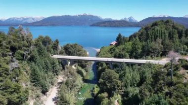 Arjantin 'in Villa La Angostura şehrinde yer alan Correntoso Nehri' nin manzarası, Correntoso Gölü 'nden Nahuel Huapi Gölü' ne uzanır ve dünyanın en kısa nehirlerinden biri olarak görülür. 4K Çözünürlüğü.