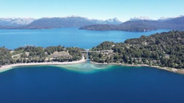 Arjantin 'in Villa La Angostura şehrinde yer alan Correntoso Nehri' nin manzarası, Correntoso Gölü 'nden Nahuel Huapi Gölü' ne uzanır ve dünyanın en kısa nehirlerinden biri olarak görülür. 4K Çözünürlüğü.