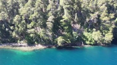 Nahuel Huapi Gölü 'nün kuzeybatı kıyısında, Arjantin' in Neuquen eyaletinin güneyindeki Los Lagos Bölgesi 'nde yer alan Villa la Angostura Gölü' nün havadan görünüşü. 4K Çözünürlüğü.