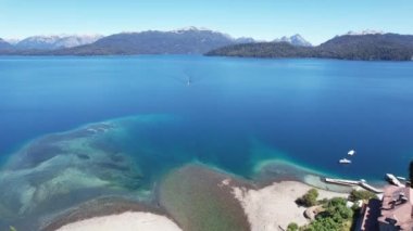 Arjantin 'in Villa La Angostura şehrinde yer alan Correntoso Nehri' nin manzarası, Correntoso Gölü 'nden Nahuel Huapi Gölü' ne uzanır ve dünyanın en kısa nehirlerinden biri olarak görülür. 4K Çözünürlüğü.