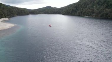 Nahuel Huapi Gölü 'nün kuzeybatı kıyısında, Arjantin' in Neuquen eyaletinin güneyindeki Los Lagos Bölgesi 'nde yer alan Villa la Angostura Gölü' nün havadan görünüşü. 4K Çözünürlüğü.