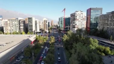 Şili, Santiago 'daki Las Condes bölgesinin hava görüntüsü. 4K Çözünürlüğü.