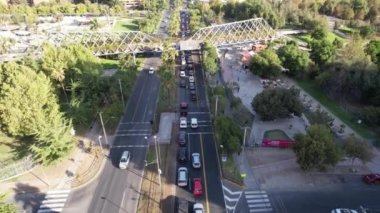 Las Condes bölgesindeki Parque Juan Pablo II (John Paul II Park) ve Parque Araucano 'ya (Araucano Parkı) bağlanan Footbridge, Santiago, Şili. 4K Çözünürlüğü.