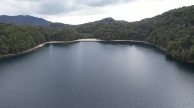 Nahuel Huapi Gölü 'nün kuzeybatı kıyısında, Arjantin' in Neuquen eyaletinin güneyindeki Los Lagos Bölgesi 'nde yer alan Villa la Angostura Gölü' nün havadan görünüşü. 4K Çözünürlüğü.