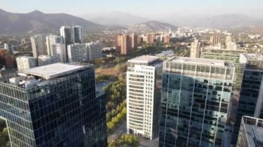 Şili, Santiago 'daki Araucano Parkı ve Latam Havayolları Genel Merkezi' nden insansız hava aracı uçuşu. 4K Çözünürlüğü.