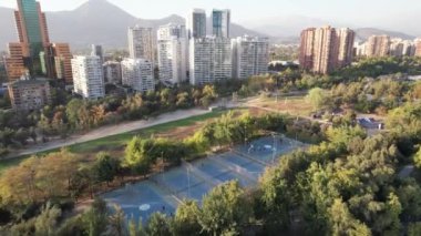 Las Condes, Santiago, Şili 'deki Araucano Parkı' nın insansız hava aracı görüntüsü. 4K Çözünürlüğü.