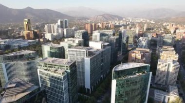 Güney Amerika, Şili 'nin başkenti Santiago' daki Las Condes Bölgesi 'nin hava görüntüsü. 4K Çözünürlüğü.