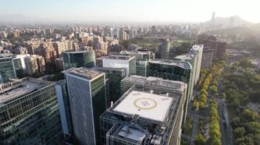 Santiago de Chile 'deki Las Condes bölgesinin hava görüntüsü, Şili' nin başkenti, Güney Amerika. 4K Çözünürlüğü.