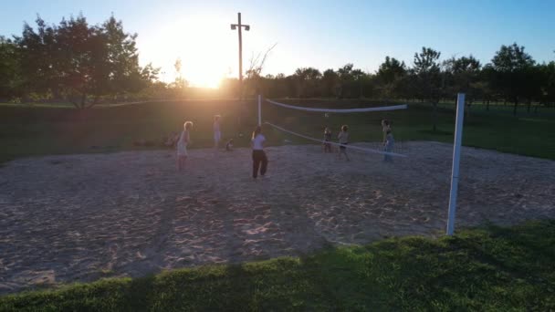 Family Playing Volleyball Dusk Public Park Drone View Resolution — Vídeo de Stock