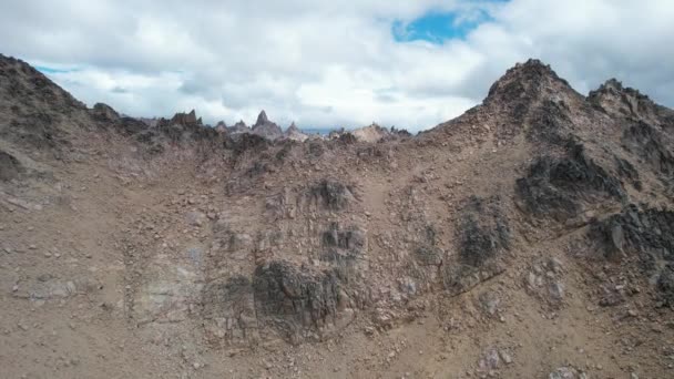 Mirando Las Montañas Rocosas Andinas Cerro Catedral Provincia Río Negro — Vídeo de stock