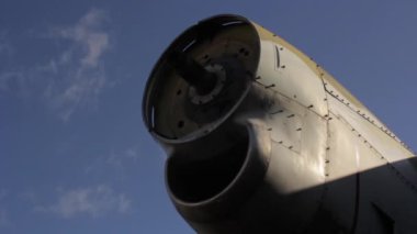 Eski bir askeri kargo uçağının parçalanmış türbin motoru. Kapat..