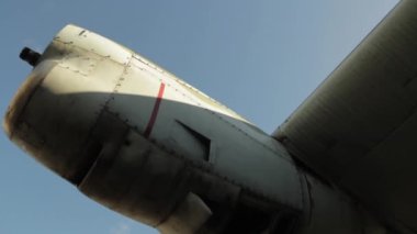 Eski bir askeri kargo uçağının parçalanmış türbin motoru. Kapat..