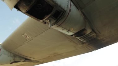 Eski bir askeri kargo uçağının parçalanmış türbin motoru. Kapat.. 