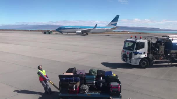 Airport Worker Pulling Luggage Cart Tarmac Calafate International Airport Argentina — Stock video