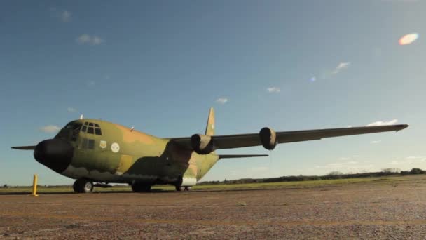 阿根廷空军Tc 60洛克希德100大力士C 130B军用运输机在阿根廷莫隆国家航空博物馆展出 — 图库视频影像