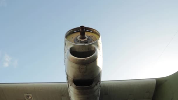 Eski Bir Askeri Kargo Uçağının Parçalanmış Türbin Motoru Kapat — Stok video
