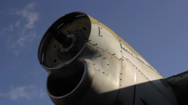 Ontmantelde Turbinemotor Van Een Oud Militair Vrachtvliegtuig Sluiten — Stockvideo