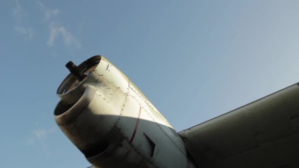 Dismantled Turbine Engine Old Military Cargo Aircraft Close — стоковое видео