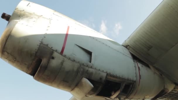 Dismantled Turbine Engine Old Military Cargo Aircraft Close — Stock videók