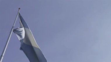 Blue Sky 'a karşı Arjantin bayrağı. Yakın çekim. 4K Çözünürlüğü.