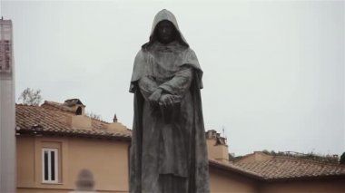 Giordano Bruno anıtı Roma Engizisyonu tarafından idam edildiği yerde, Campo de Fiori (Çiçekler Tarlası), Roma, İtalya. 4K Çözünürlüğü.