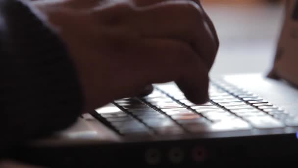 Mâinile Unei Femei Care Utilizează Computer Netbook Acasă Close — Videoclip de stoc