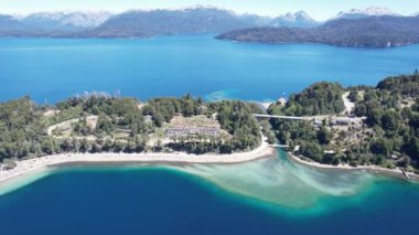 Arjantin 'in Neuquen ilindeki Nahuel Huapi Ulusal Parkı' ndaki Göl ve Dağların Havadan Görünümü. 4K Çözünürlüğü.